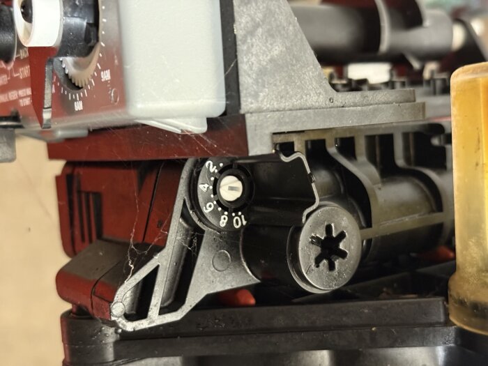 Närbild av inställningsvred och manöverpanel på en vattenfiltreringsenhet, med ett gult filter och nummermarkeringar.