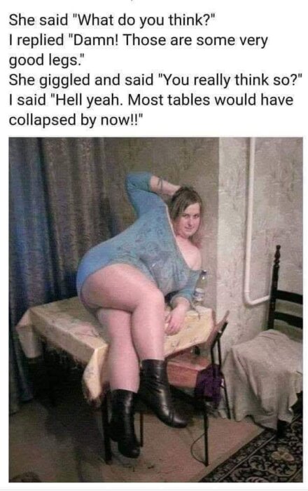 En kvinna i blå klänning ligger på ett bord i ett rum med en vit vägg och mörka gardiner. Hon har stövlar och en hand vilande på bordet.