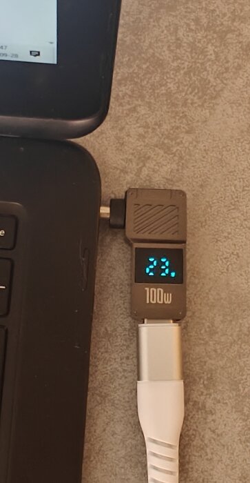 PD-trigger ansluten till en dator med visad spänning på 23 V, ansluten genom en vit kabel.