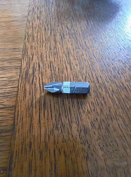 Bits PH2 liggande på ett träbord, använd för Philips-skruvar.
