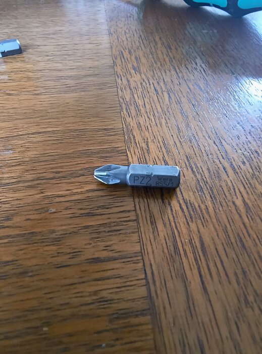 Pozidrive bits PZ2 liggande på ett träbord, märkning "Wera 855/1 PZ2".