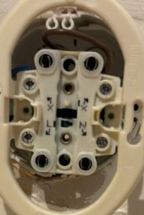 Elektrisk vägguttagsterminal med kopplade ledare på X-terminaler istället för L och N, potentiellt felkopplad.