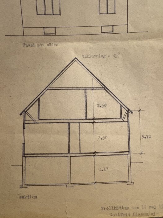 Bygningsplan med sideprofil, viser etagens højde. Bruges til at vurdere om katteloftet er bærende.