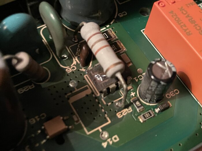 Kretskort med komponenter, fokus på en bränd enhet med åtta ben i mitten.