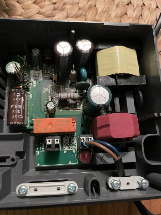 Elektronisk enhet med kretskort, flera komponenter. Fokus på bränd komponent med åtta ben i mitten.