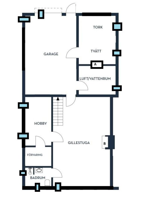 Planritning av källare med markerade ventilationsöppningar visade som blå lådor, två skorstenar A och B, rum som garage, tvätt, badrum och gillestuga.