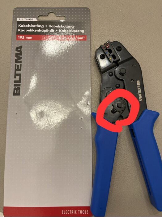 Kabelskotång från Biltema med markerad justeringsdel, placerad bredvid förpackningen.