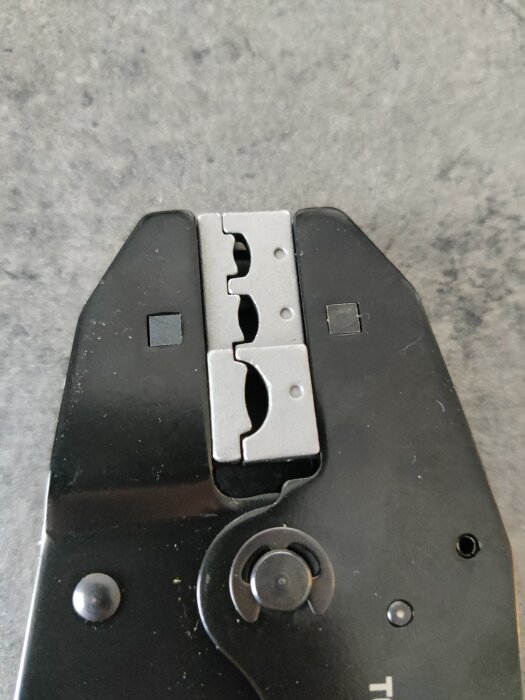 Tang för att pressa kabelkontakter ligger på grå bakgrund. Det fungerar ej som tänkt då kablar lossnar trots maximal presskraft.