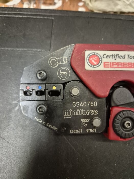 Röd och svart crimptång med märkning GSA0760, Elpress logotyp och text "Made in Sweden", använd för isolerade och oisolerade kabelskor.