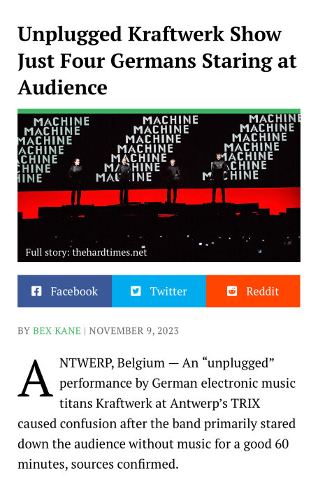 Fyra personer står framför en scen med ordet "MACHINE" upprepade bakom dem mot en svart och röd bakgrund.