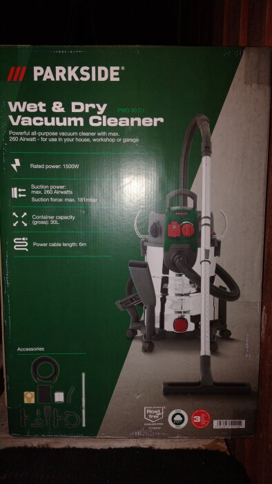 Kartongen för en grovdammsugare Parkside PWD 30 C1 med specifikationer: 1500W, 260 Airwatts, och 30L behållare.