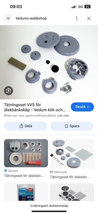 Tätningskit med flera grå komponenter för rör och diskbänksinstallation, inklusive skruvar och tätningsdelar, från Vedums webbshop.
