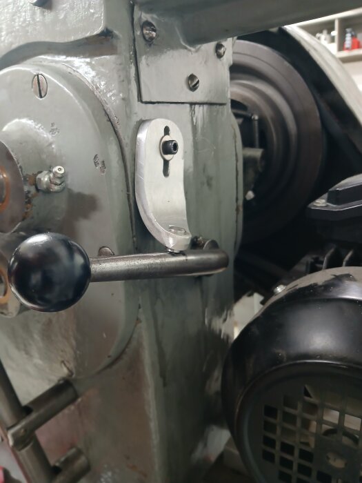 En maskin med en modifierad spak av aluminium fäst med M5-gänga.