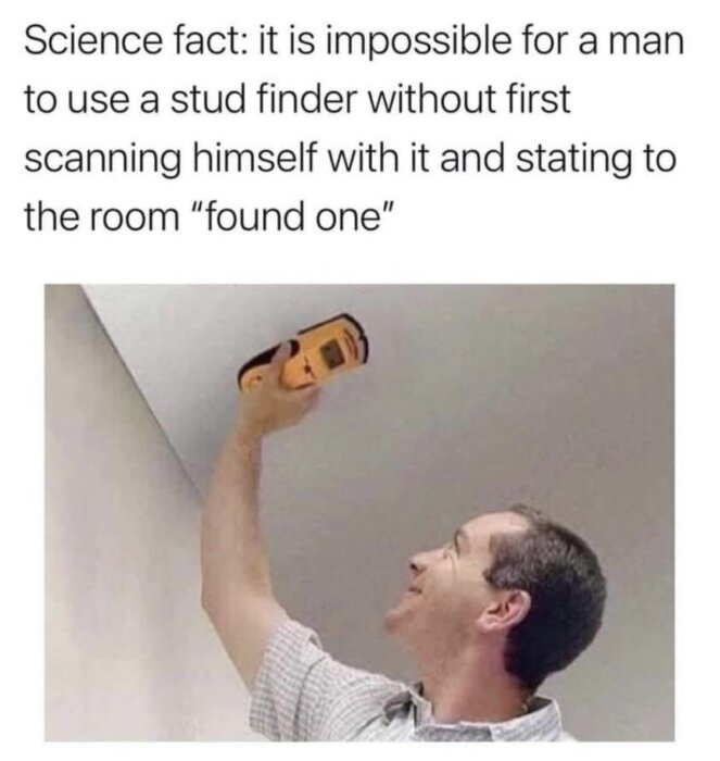 Man använder regeldetektor mot taket, med text: ”Omöjligt för en man att använda regeldetektor utan att först skanna sig själv och säga: ’hittade en’.”