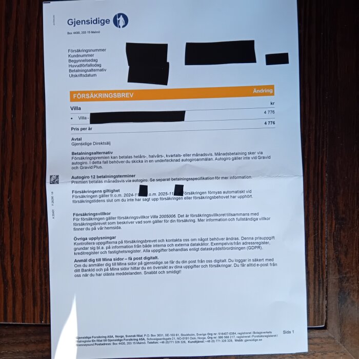 Ett försäkringsbrev från Gjensidige med detaljer om betalningsalternativ och försäkringsvillkor för villa. Text och vissa delar är censurerade.