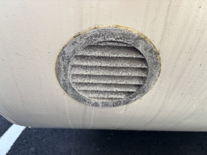 Ventilationsventil med tecken på oxid och vit beläggning på ytan, relaterat till galvanisk korrosion på en aluminiumbeläggning.