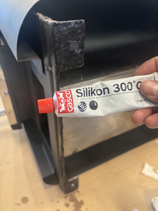 Rör av silikon 300°C används för att isolera och skydda mot galvanisk korrosion i ett byggprojekt, synligt på svetsad metallstruktur.