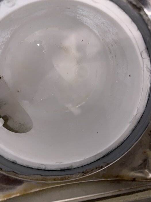 Inuti avloppsrör med vatten och smuts, potentiella problem för besiktning.