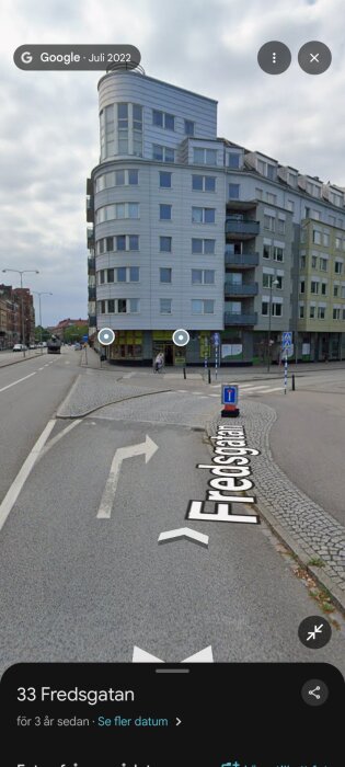 Gata med cykelväg utanför byggnad, väjningsplikt diskussion, ingen skyltning tidigare.