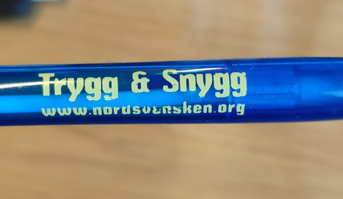 Blå reklampenna med texten "Trygg & Snygg" och webbadressen "www.nordsvensken.org" tryckt i ljus färg.