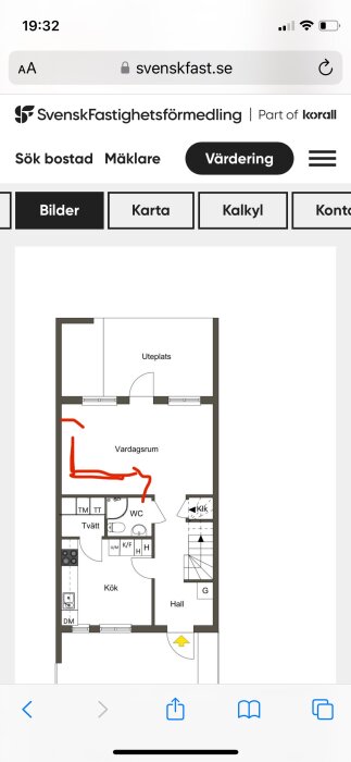 Ritning av ett hus med ett rött streck som markerar nytt köksläge i det befintliga vardagsrummet, planerat för att skapa en öppen planlösning.