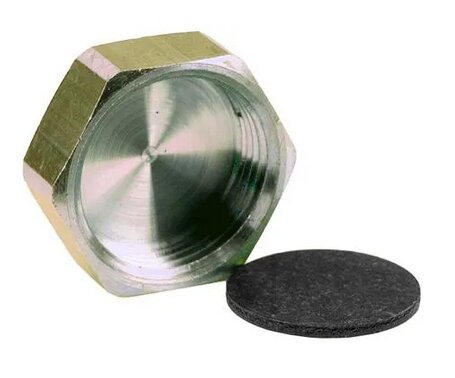 Metallmutter med inre gängor och en svart packning placerad vid sidan.