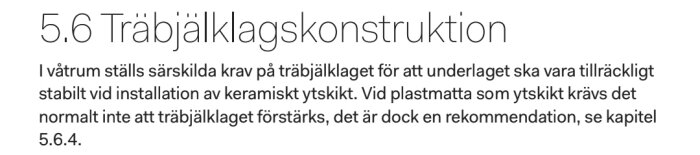 Text om krav på träbjälklagskonstruktion i våtrum, särskilt vid installation av keramiska ytskikt eller plastmatta, och rekommendation om förstärkning.