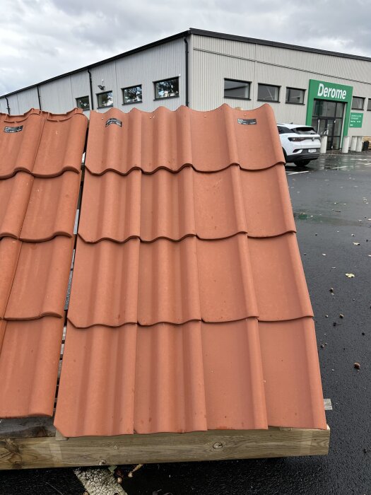 Röda tegelpannor från Randers Tegl, RT804 och RT801, utställda framför butiken Derome.