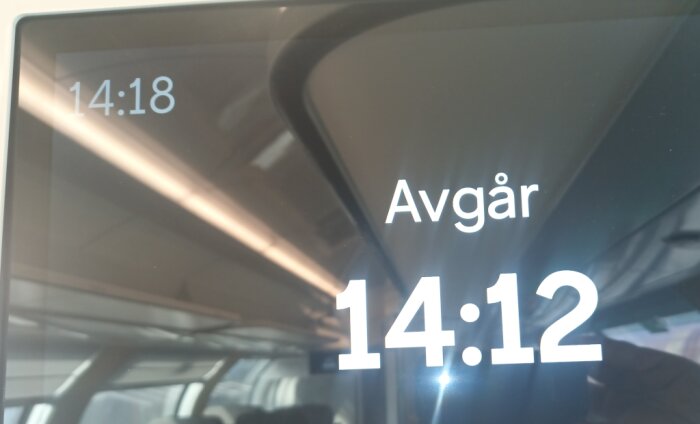 Tåginformation på skärm med avgångstid 14:12 och klockan 14:18.