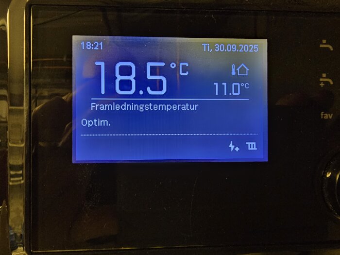 Display på värmepump som visar 18,5°C som framledningstemperatur och 11,0°C utomhustemperatur, tid 18:21, datum 30.9.2025.
