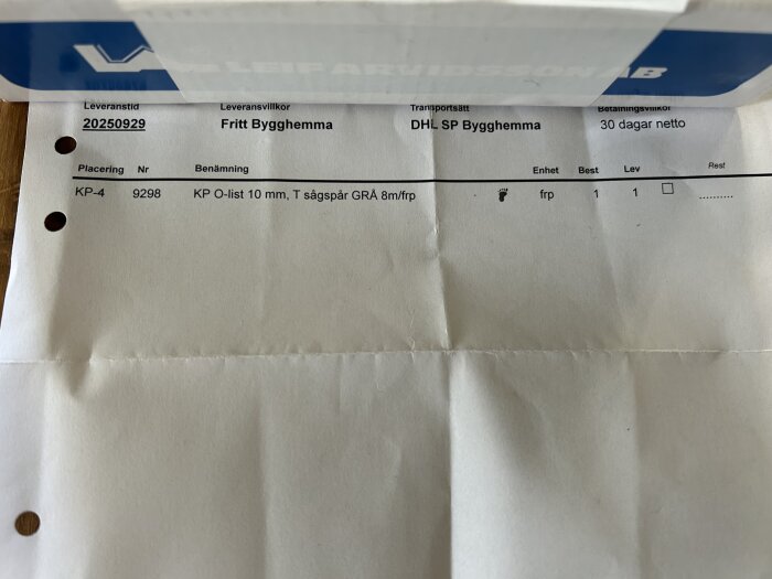 Beställningsdokument för byggmaterial med detaljer om leveransvillkor, transport och produktnamn, inklusive "KP O-list 10 mm, T sågsår GRÅ".