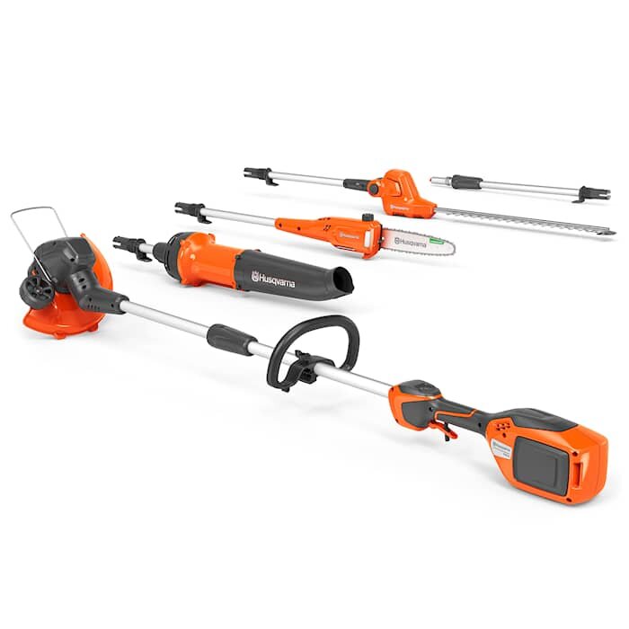 Verktygssats med orange och svarta trädgårdsredskap från Husqvarna, inklusive grästrimmer, lövblås och grensåg.