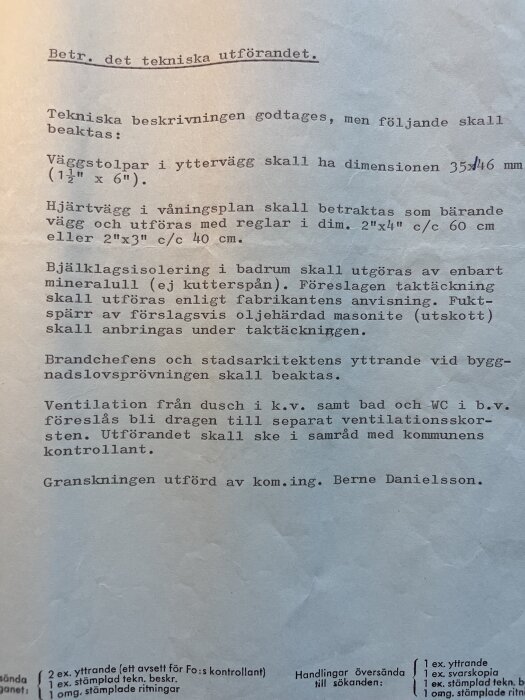 Dokument om teknisk utförande för byggnation med detaljer om väggstolpar, hjärtväggar och isolering, samt instruktioner för ventilation och material.