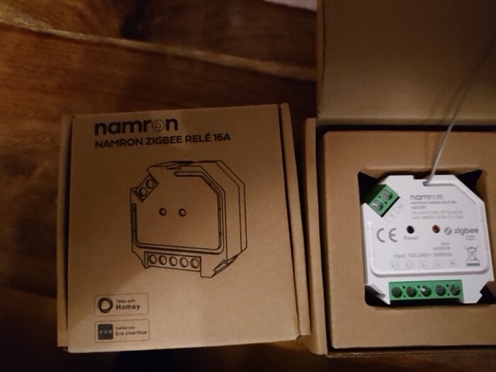 Namron Zigbee-relé 16A i förpackning, med etiketter och anslutningar synliga.