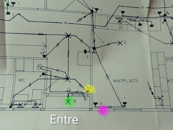 Elritning över entrén med markeringar: gul för strömbrytare, rosa för kablar och grön för fungerande utelampa. Text: "Entre".