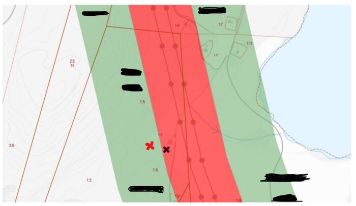 Karta över ett område med röda och gröna zoner. Två kryss markerar möjliga byggplatser för ett hus, varav en är i den gröna zonen.