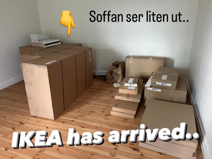 Kartonger med IKEA-logistik levererade på trägolv, med texten "Soffan ser liten ut.." och "IKEA has arrived.." tryckt över.