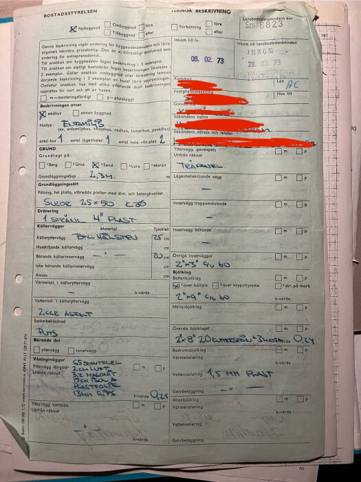 Blankett från bostadsstyrelsen med teknisk beskrivning av byggprojekt, inklusive materialval och byggnadsdetaljer, delvis ifylld med handskrift.