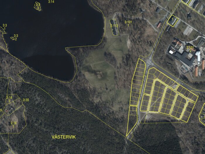 Satellitbild över Gertrudsviks naturområde i Västervik, med markerade gränser och vattenområde synliga.