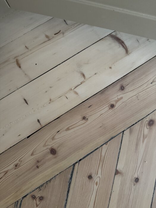 Slipat furugolv med hårdvaxolja som delvis har släppt, visar ojämn slipning och färgskillnader.