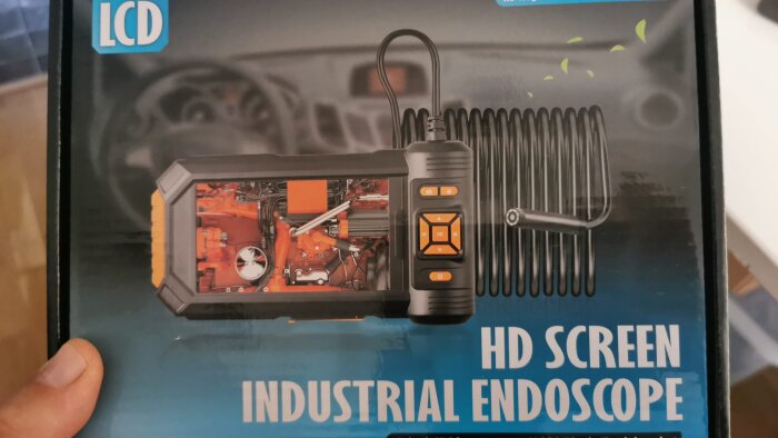 Förpackning av en industriell endoskopkamera med HD-skärm, används för inspektion och rengöring av ventilationskanaler och rör.