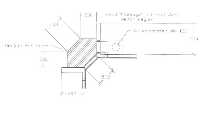 Ritning som visar kaminens placering, väggkonstruktion och mått för passage till skorsten samt blockskorstenens diameter.