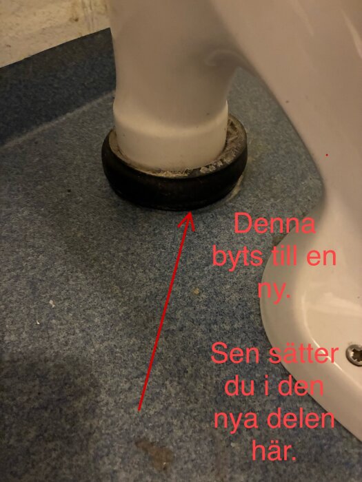 Närbild av ett rör och en svart manschett där instruktioner för byte och installation av en ny del anges med röda pilar och text.