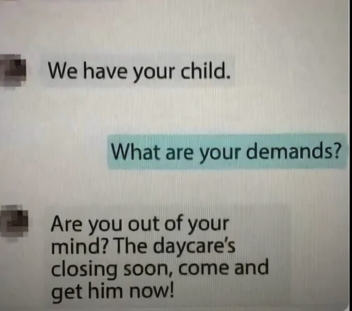 Textmeddelanden där någon säger att de har någons barn, följt av en humoristisk reaktion angående dagisets öppettider.