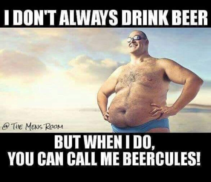 En man med solglasögon och blå badbyxor står leende på en strand med händerna på höfterna. Texten ovan och nedan lyder "BEERCULES"-skämt.