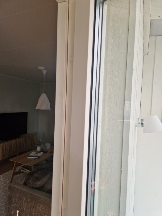 Bild på ett altandörrshörn inifrån, visar springan där dörrlisterna suttit som är cirka 3,5 mm stor.