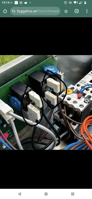 Elinstallation med relä eller kontaktor och anslutna kablar för 230V mätning på anslutningspunkter markerade L1/L2 och U/V.