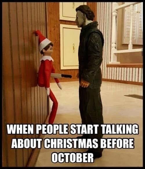 En docka klädd som en tomtenisse är upptryckt mot en vägg av en skräckfilmskaraktär i ett hus. Text: "When people start talking about Christmas before October".