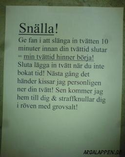 En lapp med starkt formulerad text som ber personer att inte använda tvättstugan när de inte har bokat tid.