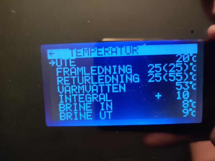 Digital display visar temperaturinställningar för Thermia Diplomat Optimum G3: ute, framledning, returledning, varmvatten, integral, brine in, brine ut.